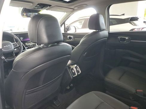 Certified 2022 Kia Sorento SX image 9