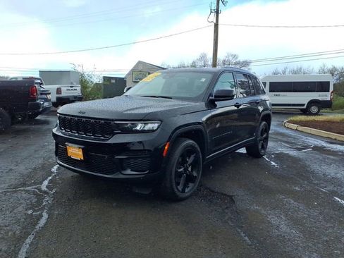 Used 2023 Jeep Grand Cherokee Altitude image 7