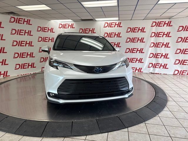 Used 2025 Toyota Sienna XLE w/ XLE Plus Package FWD image 2