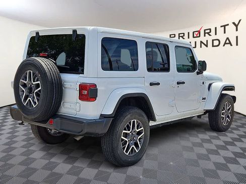 Used 2025 Jeep Wrangler Unlimited Sahara AWD/4WD image 4