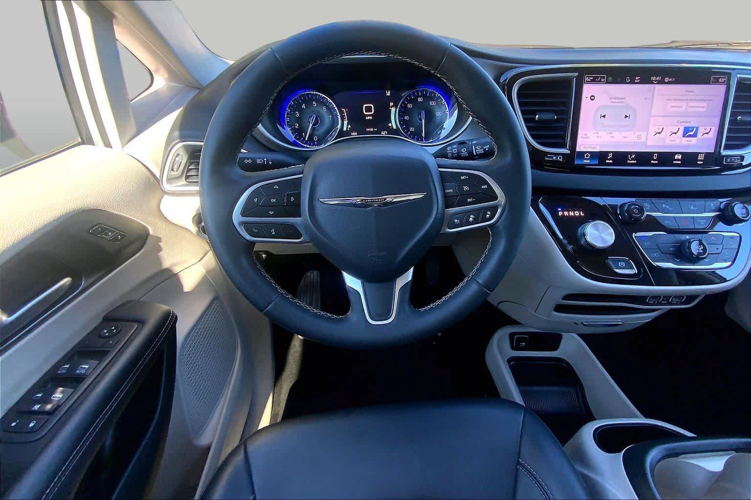 Used 2024 Chrysler Pacifica Touring-L FWD image 6