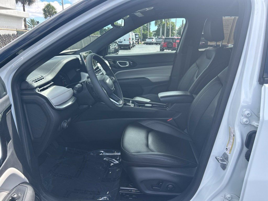 Used 2025 Jeep Compass Limited AWD/4WD image 10