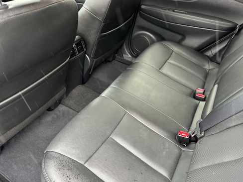 Used 2018 Nissan Rogue SL w/ Premium Package image 12