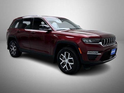 Used 2025 Jeep Grand Cherokee Limited AWD/4WD image 3