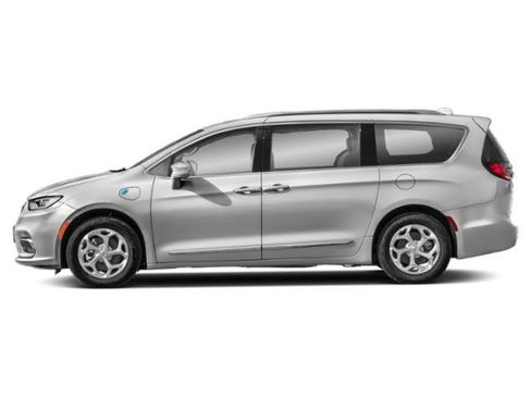 Used 2022 Chrysler Pacifica Limited w/ Uconnect Theater Family Group image 3