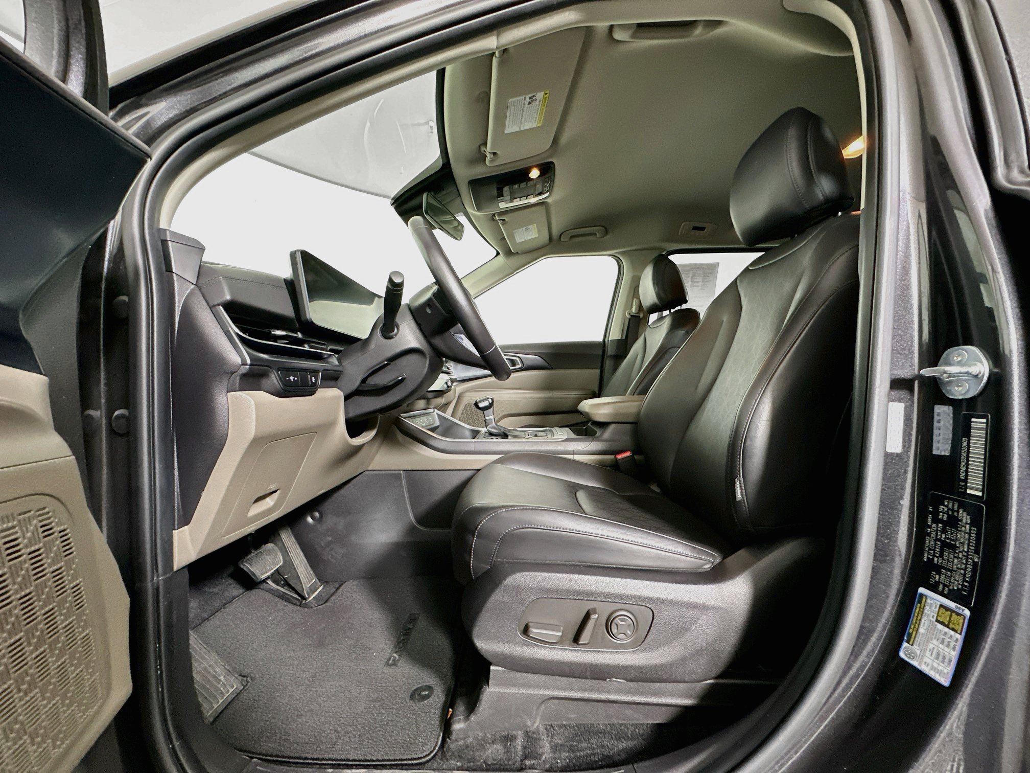 Used 2025 Kia Carnival FWD image 13