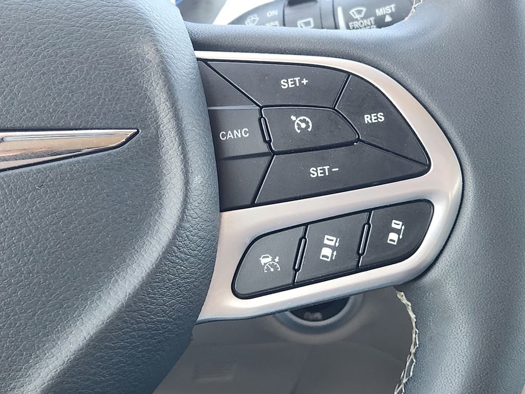 Used 2024 Chrysler Pacifica Touring-L FWD image 26
