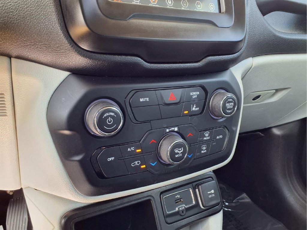 Used 2021 Jeep Renegade Latitude FWD image 12