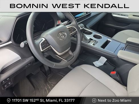 Used 2025 Toyota Sienna XLE image 14