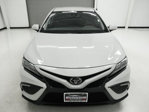 Used 2023 Toyota Camry SE FWD image 2