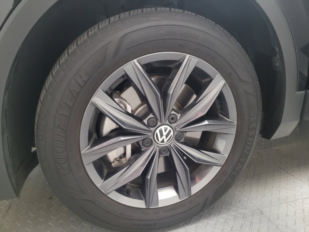 Used 2023 Volkswagen Tiguan SE w/ Panoramic Sunroof Package FWD image 31
