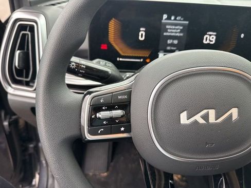 Used 2025 Kia Sorento LX image 17