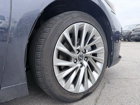 Used 2023 Lexus ES 300h w/ Luxury Package image 29