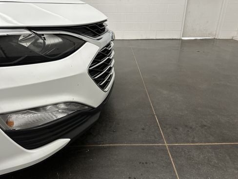 Used 2025 Chevrolet Malibu LT FWD image 2