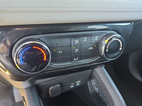 Used 2024 Chevrolet TrailBlazer LT FWD image 21