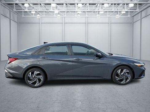 Used 2025 Hyundai Elantra Sport image 7