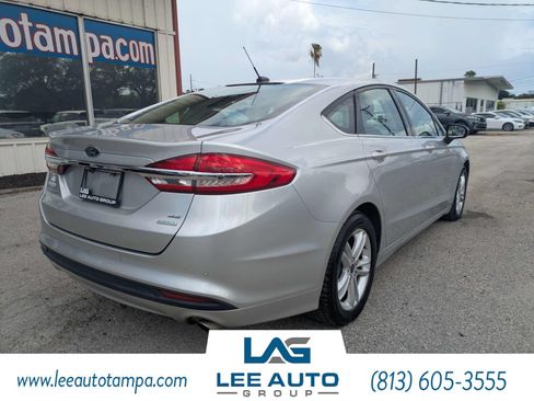 Used 2018 Ford Fusion SE w/ Fusion SE Technology Package FWD image 3