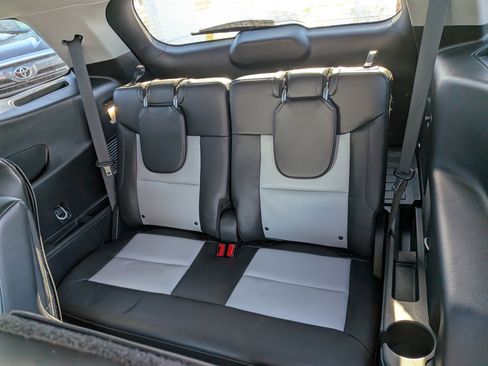 Used 2024 Ford Explorer XLT w/ Equipment Group 202A image 20