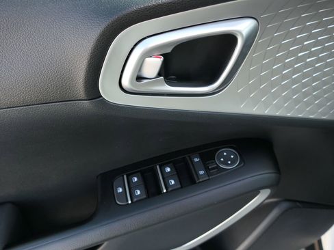 Used 2022 Kia Soul LX image 13