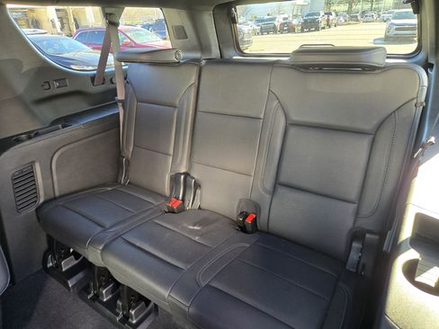 Used 2023 Chevrolet Suburban LT w/ Luxury Package image 34