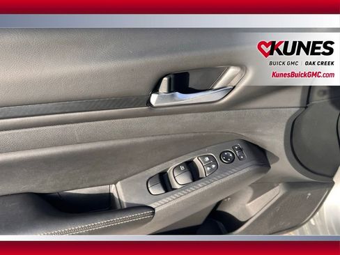 Used 2024 Nissan Altima 2.5 SV image 6