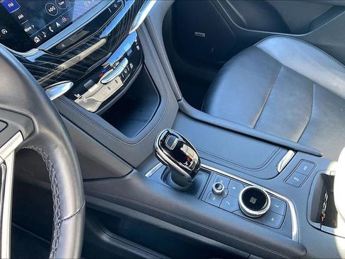 Used 2025 Cadillac XT6 Premium Luxury image 18