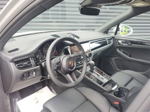 Used 2025 Porsche Macan image 4