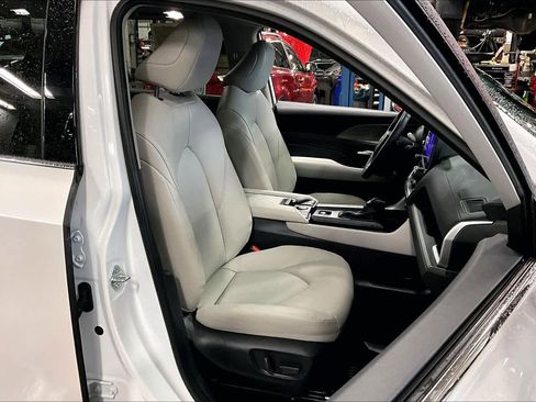 Certified 2024 Toyota Grand Highlander AWD image 8