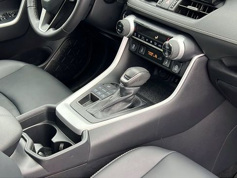 Used 2020 Toyota RAV4 XLE Premium image 12