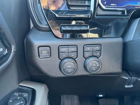 Used 2024 Chevrolet Silverado 2500 ZR2 w/ Technology Package image 17