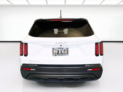 Used 2023 Kia Sorento LX FWD image 5
