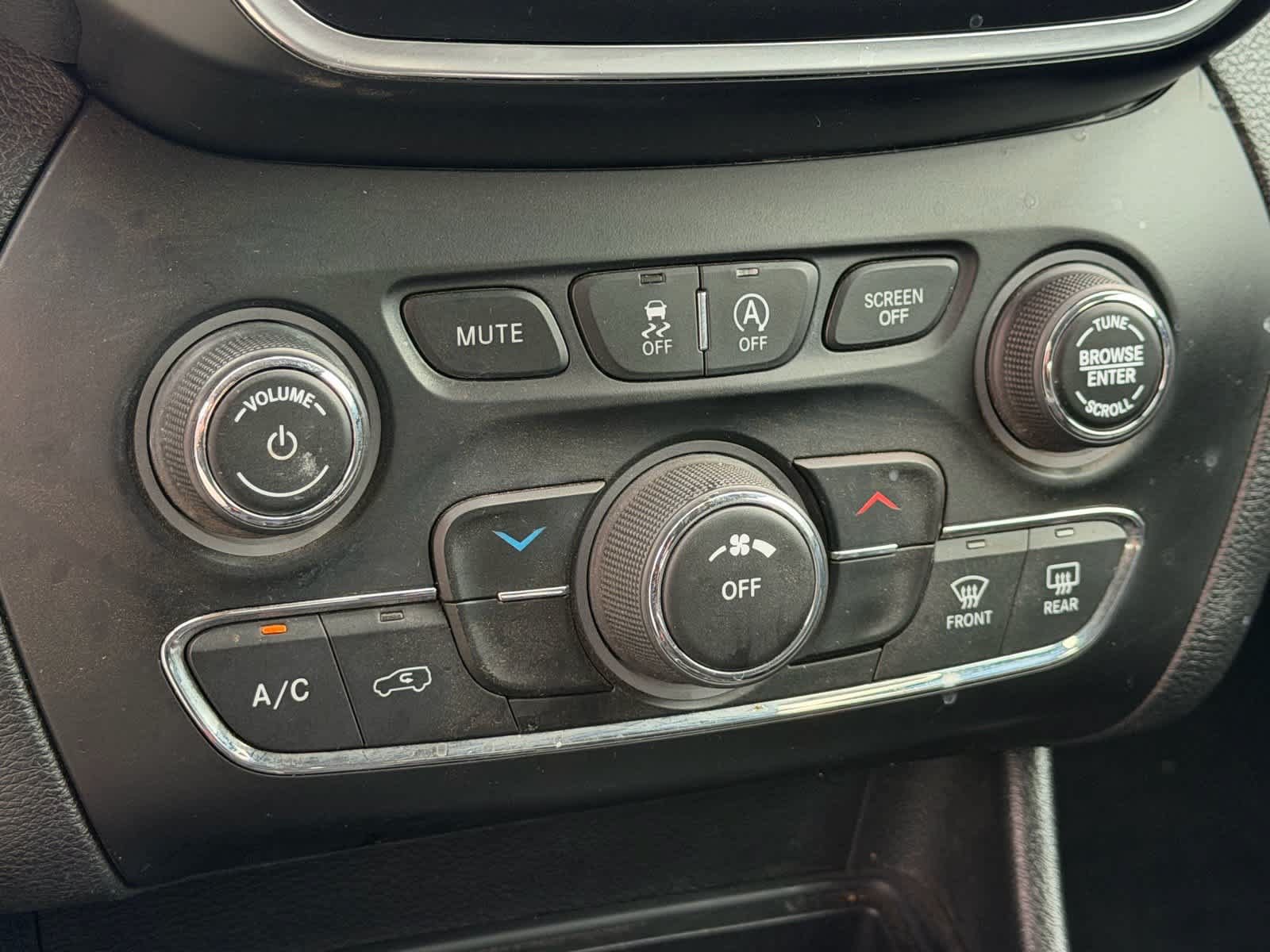 Used 2020 Jeep Cherokee Latitude Plus FWD image 10
