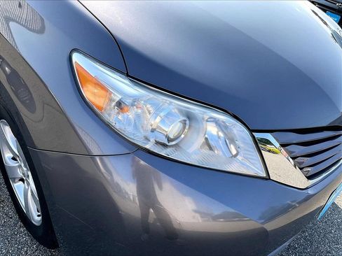 Used 2017 Toyota Sienna LE w/ Outdoor Package FWD image 32