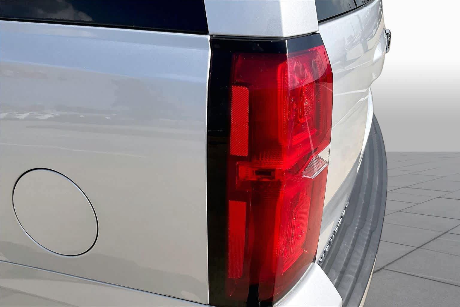 Used 2016 Chevrolet Suburban LS RWD image 27