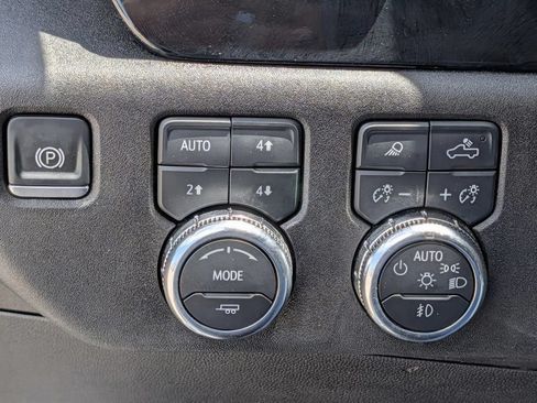 Used 2025 GMC Sierra 2500 SLT w/ SLT Convenience Package AWD/4WD image 43