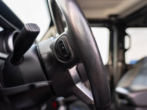 Used 2019 Jeep Wrangler Unlimited Sahara w/ Uconnect 4C Nav & Sound Group image 38