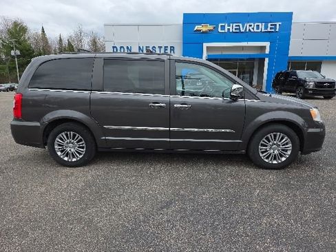 Used 2016 Chrysler Town & Country Touring-L FWD image 25
