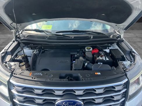 Used 2017 Ford Explorer XLT AWD/4WD image 9