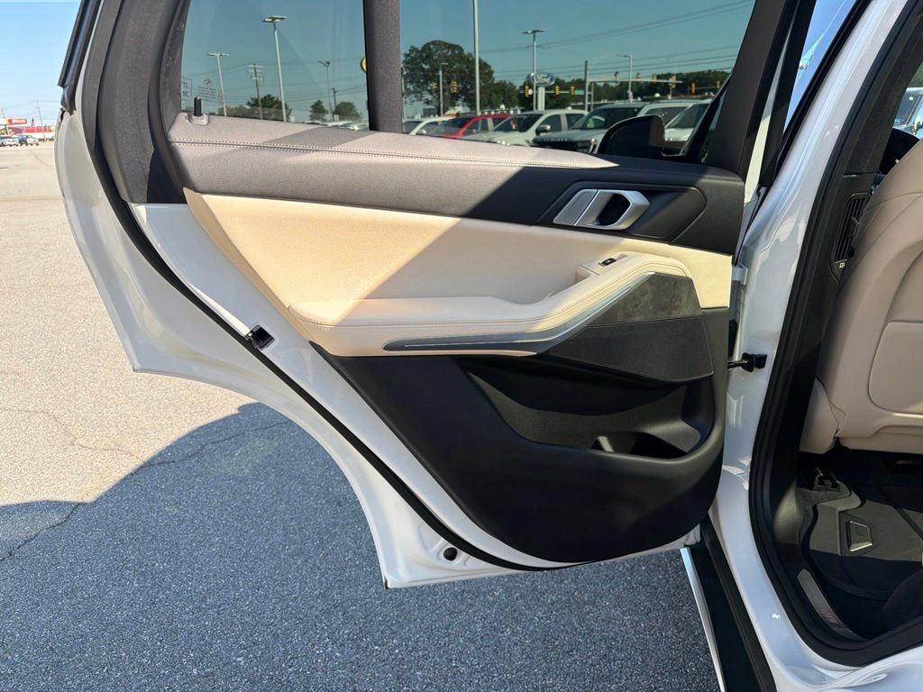 Used 2019 BMW X5 xDrive40i AWD/4WD image 16