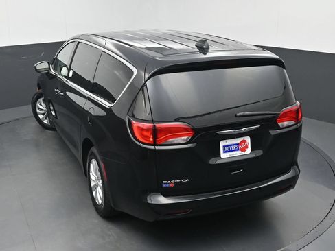 Used 2017 Chrysler Pacifica Touring w/ Tire & Wheel Group FWD image 31