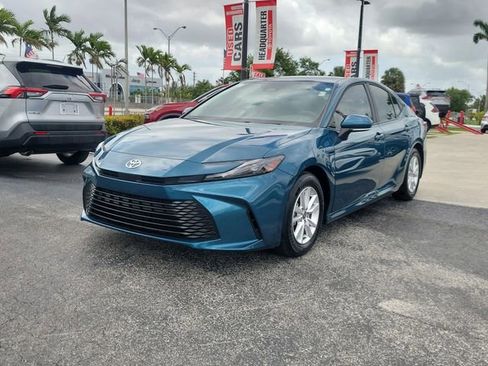 Used 2025 Toyota Camry LE FWD image 5