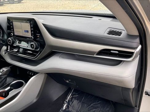 Used 2020 Toyota Highlander LE image 15