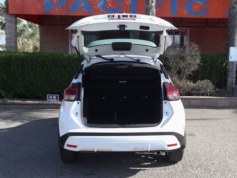 Used 2023 Nissan Kicks SR w/ SR Premium Package FWD image 8