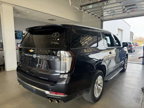 Used 2025 Chevrolet Suburban Premier image 3