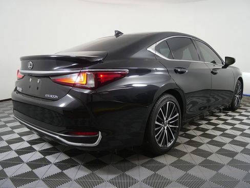 Used 2024 Lexus ES 300h F Sport image 3