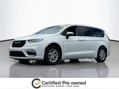 Used 2023 Chrysler Pacifica Touring-L FWD image 14
