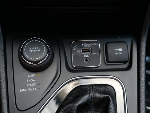 Used 2020 Jeep Cherokee Limited AWD/4WD image 25