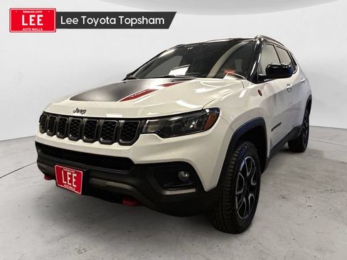 Used 2025 Jeep Compass Trailhawk AWD/4WD image 1
