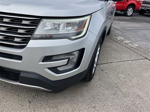 Used 2017 Ford Explorer XLT image 9
