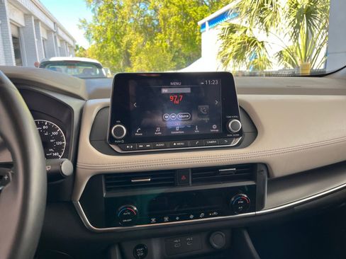 Used 2025 Nissan Rogue SV image 17